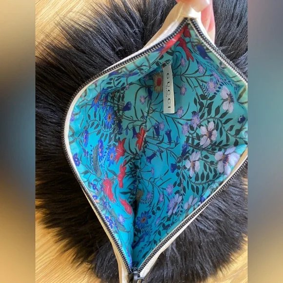 GUCCI 🩵🦋 white pearl “Opal” pouch! PRISTINE - Picture 1 of 12